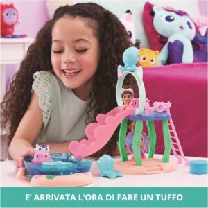 GABBY'S DOLLHOUSE La piscina di Gabby Playset per Bambini - immagine 9